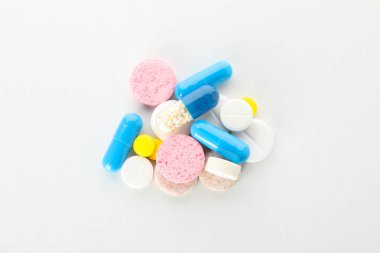 Beyaz arka planda izole edilmiş haplar.