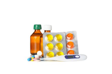 Farklı ilaçlar ve beyaza izole edilmiş elektronik termometre.