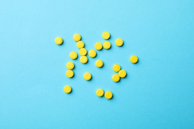 Mavi arkaplanda sarı haplar, metin için üst görünüm ve boşluk