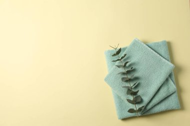 Katlanmış havlular ve bej arka planda okaliptüs, metin için boşluk