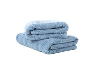 Katlanmış mavi havlular beyaz arkaplanda izole edilmiş, kapat
