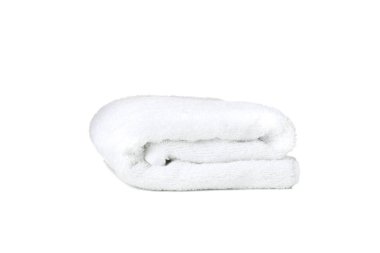 Beyaz arka planda izole edilmiş taze katlanmış beyaz havlu