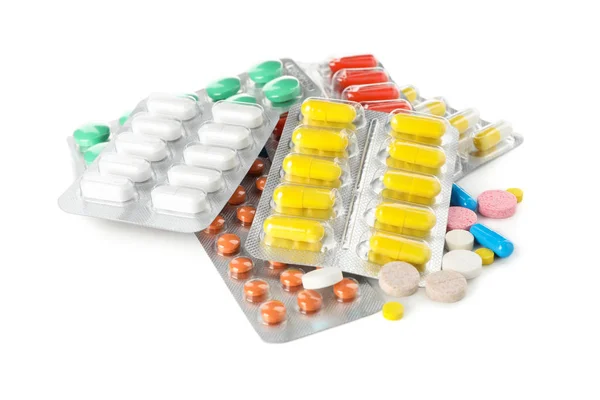 Куча таблеток в пузыре пакет изолированы на белом фоне — стоковое фото
