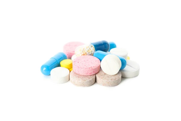 Un mucchio di pillole isolate su sfondo bianco, da vicino — Foto Stock