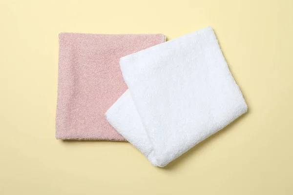 Kleur handdoeken op beige achtergrond, bovenaanzicht — Stockfoto