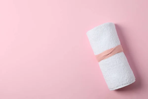 Rolled λευκή πετσέτα σε ροζ φόντο, χώρος για κείμενο — Φωτογραφία Αρχείου