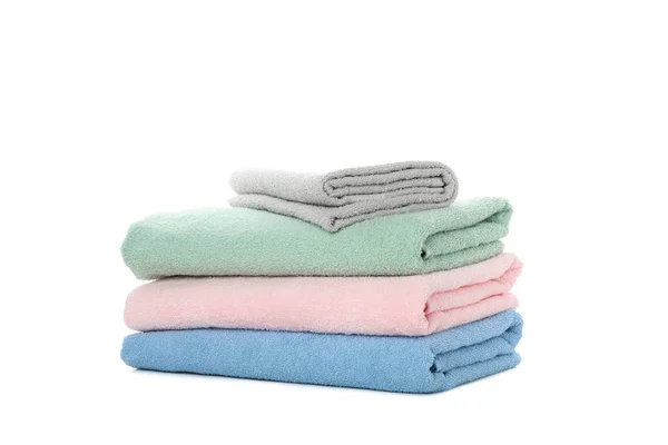 Pila de toallas de colores aisladas sobre fondo blanco — Foto de Stock