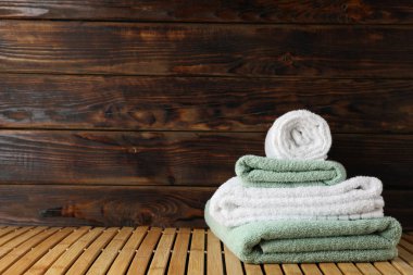 Bambu masasındaki katlanmış havlular ahşap arka plan, boşluk...