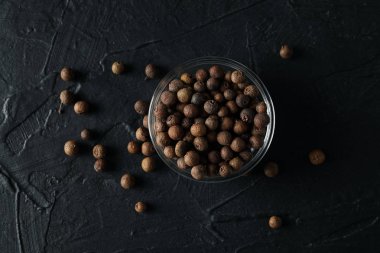 Siyah arka planda biberli kase, üst görünüm