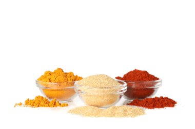 Kırmızı biberli kaseler, zerdeçal ve sarımsak tozu...