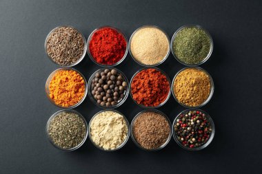 Düz yatıyordu. Siyah arka planda farklı baharatlı kaseler