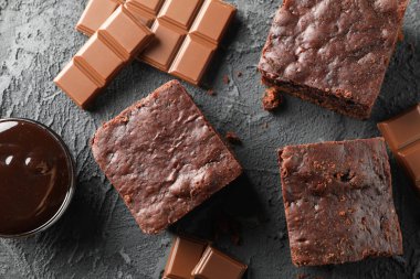 Çikolatalı pasta dilimleri ve siyah arka planda çikolata, kapa çeneni.