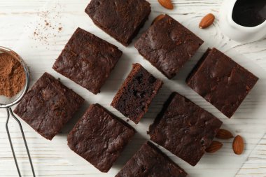 Çikolatalı pasta dilimleri, badem, süzgeç ve çikolata.