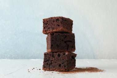 Beyaz masa üzerinde çikolata dilimleri yığını, metin için boşluk