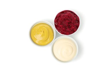 Beyaz arka planda izole edilmiş kâselerde lezzetli soslar.