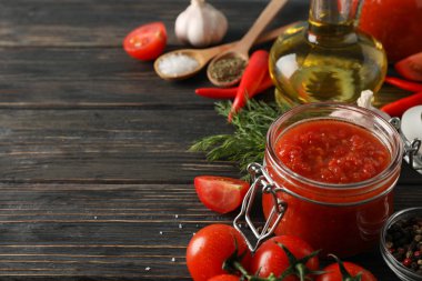 Farklı lezzetli soslar, sarımsak, vişneli domates, oliv
