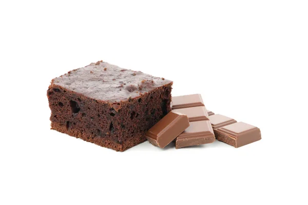Шоколадный торт ломтик и шоколад на белом фоне — стоковое фото