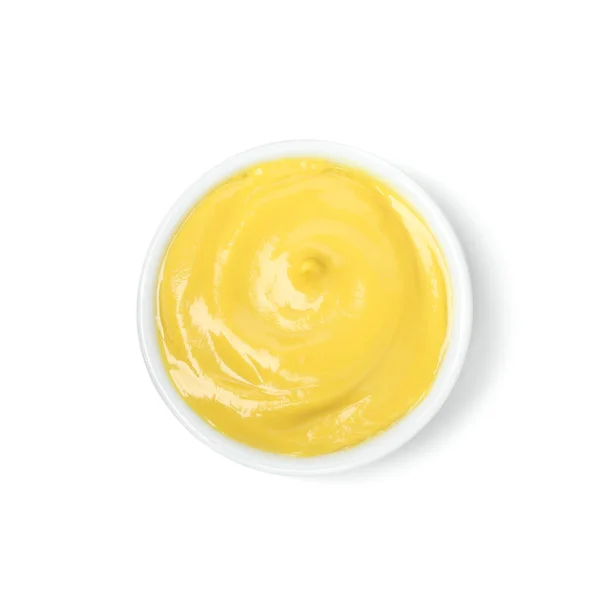 Sabrosa salsa amarilla en tazón aislado sobre fondo blanco — Foto de Stock