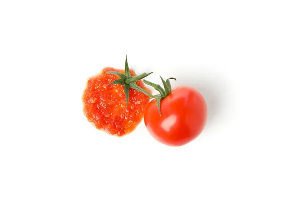 Salsa roja en forma de tomate y tomate aislado sobre fondo blanco —  Fotos de Stock
