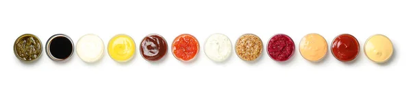 Set de sabrosas salsas en cuencos aislados sobre fondo blanco — Foto de Stock