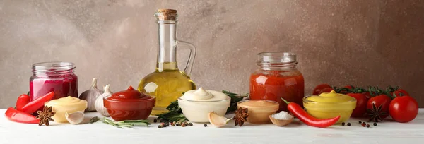 Zestaw różnych pysznych sosów, oliwa z oliwek, czosnek, pomidor che — Zdjęcie stockowe