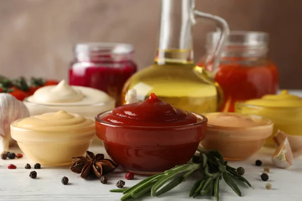 Set di diverse deliziose salse, olio d'oliva, aglio, pomodoro che — Foto Stock