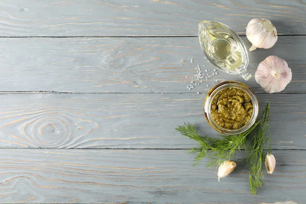 Mangkuk saus pesto, bawang putih, minyak zaitun, garam pada latar belakang abu-abu , — Stok Foto