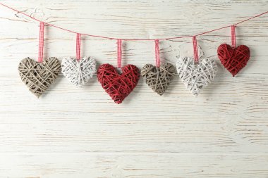 Ahşap zeminde asılı dekoratif kalpler, metin için boşluk