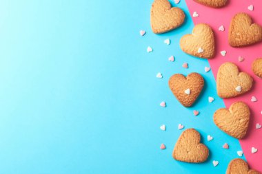 Kalp şeklinde çerezler renk arkaplan üzerinde kalpler, boşluk 