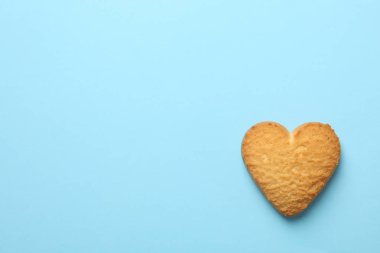 Mavi arkaplanda kalp şeklinde kurabiye, metin için boşluk