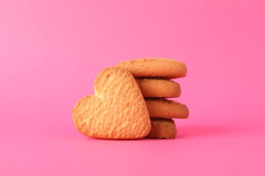 Pembe arkaplanda kalp şeklinde çerezler, metin için boşluk