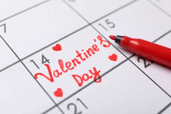 Kalendarz z czerwonym napisem Walentynki i markerem, zamknij u — Zdjęcie stockowe