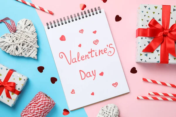 Примітка з написом Valentines Day on decorated two tone b — стокове фото