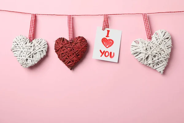 Hängende Herzen und Beschriftung ich liebe dich auf rosa Hintergrund, sp — Stockfoto