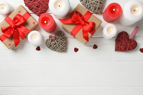 Geschenkschachteln, Kerzen und Herzen auf weißem Holzgrund, Raum — Stockfoto