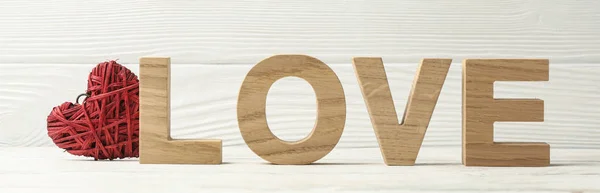 Сердце и любовь из деревянных букв на деревянном фоне, пространство — стоковое фото