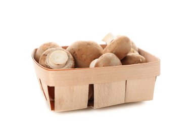 Beyaz arka planda izole edilmiş kabın içindeki Champignon mantarları