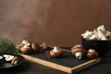 Şampiyonlar, eringi, dereotu, bıçak ve tahta masa, spac