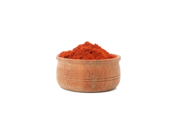 木碗，红辣椒粉，白色隔离 — 图库照片