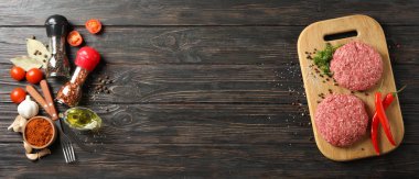 Baharat ve tahta kesme tahtası ve ahşap arka planda kıyma., 