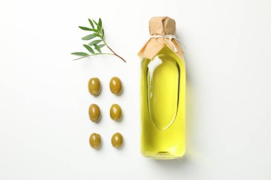 Bir şişe zeytinyağı, zeytin ve yaprakla bembeyaz yatıyordu.