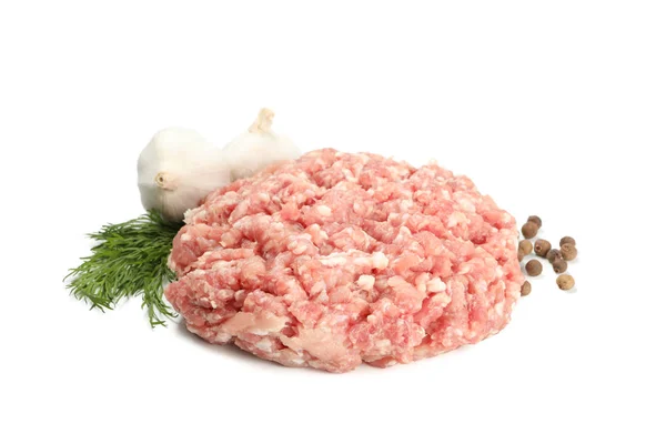Beyaz arka planda izole edilmiş lezzetli et ve baharatlar.