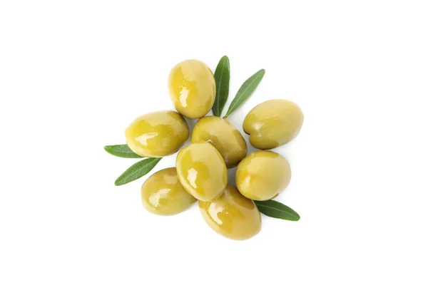 Chutné zelené olivy a listy izolované na bílém pozadí, nahoře — Stock fotografie