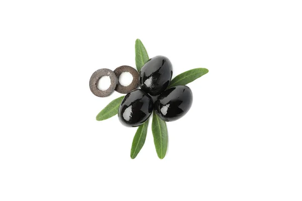 Смачні чорні оливки та листя ізольовані на білому тлі, зверху — стокове фото