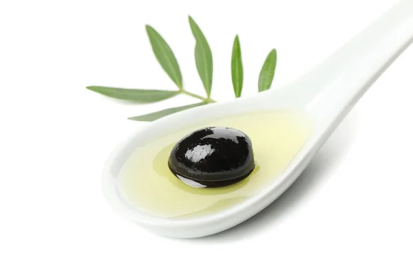 Cuchara de cerámica con aceite de oliva, oliva y hojas aisladas en blanco — Foto de Stock