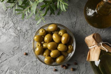 Gri arka planda zeytinli cam kase, üst manzara.