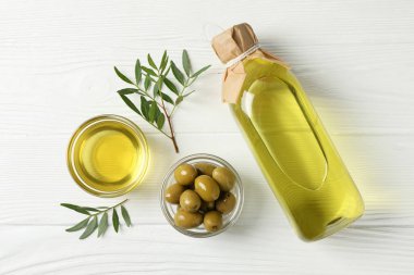 Zeytin, şişe ve zeytin yağı ile ahşap zemin, üst