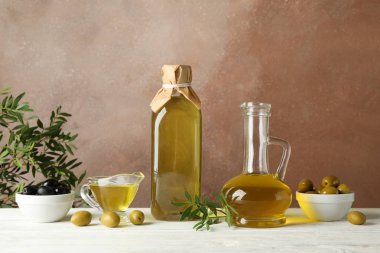 Şişe ve sürahi zeytinyağı ve zeytinyağına karşı kahverengi sırtüstü