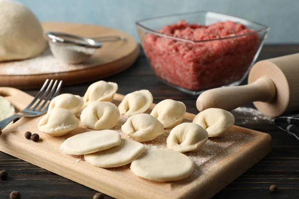 Komposition mit Hackfleisch und Knödeln auf Holzgrund, — Stockfoto