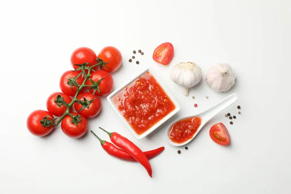 Salsa de chile en frasco de vidrio e ingredientes sobre fondo blanco, sp —  Fotos de Stock